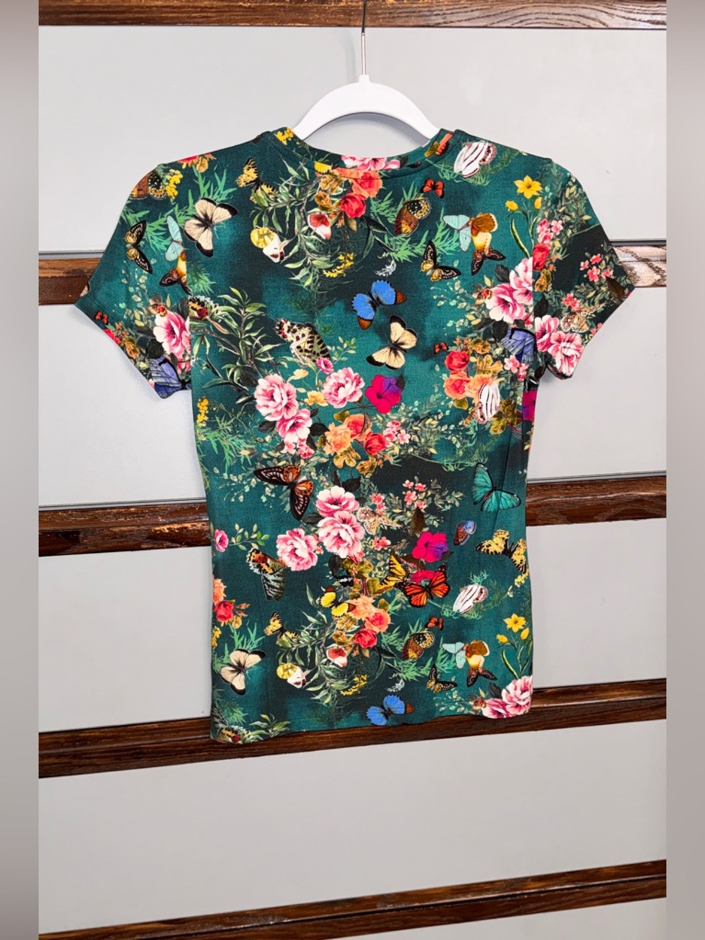 L’AGENCE RESSI FITTED TEE 🌸 GREEN CHARONDA BUTTERFLY 🦋 RARE SIZE XXS 🌼NWOT ✨ - Picture 9 of 10